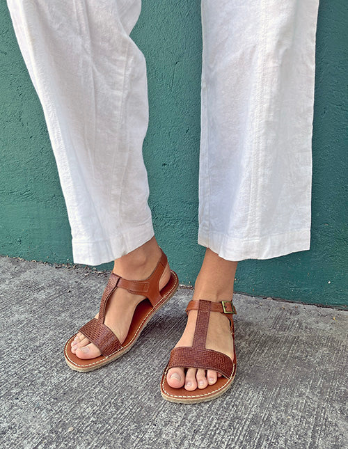 SANDALIA CAIQUEN CARAMELO MUJER