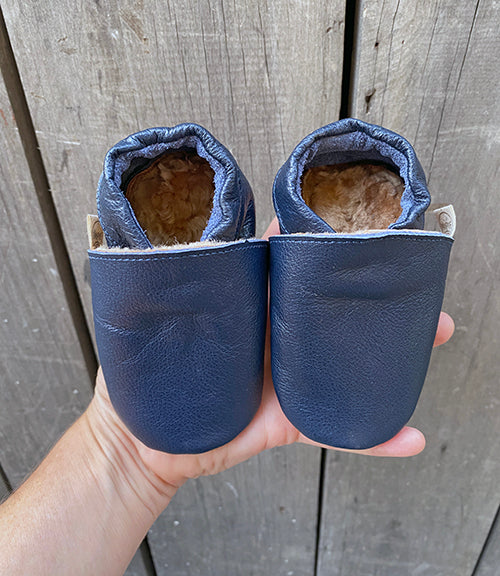 PANTUFLA MOCS CHIPORRO AZUL MARINO BEBÉ