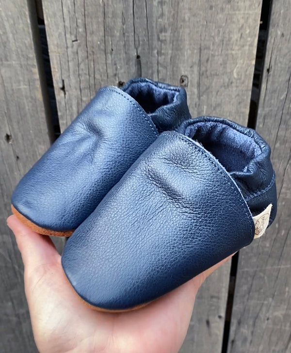PANTUFLA MOCS CHIPORRO AZUL MARINO BEBÉ