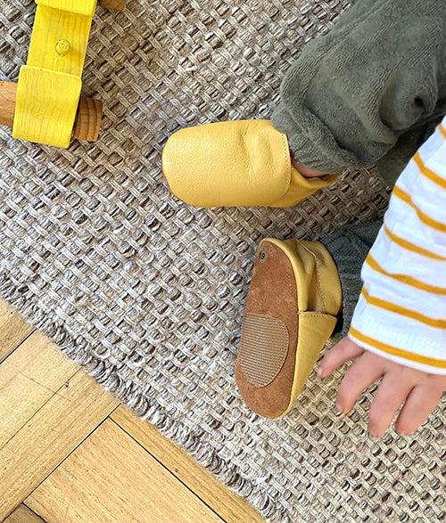 PANTUFLA MOCS CHIPORRO MOSTAZA NIÑOS