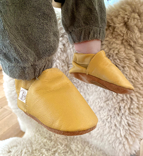 PANTUFLA MOCS CHIPORRO MOSTAZA NIÑOS