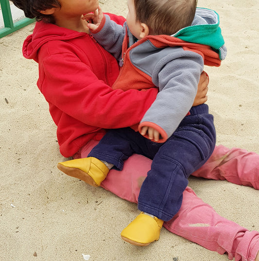 MOCS LISO MOSTAZA BEBÉ