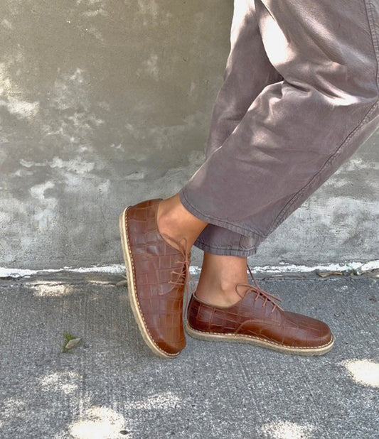 ZAPATO CASTOR TOSTADO CROC MUJER