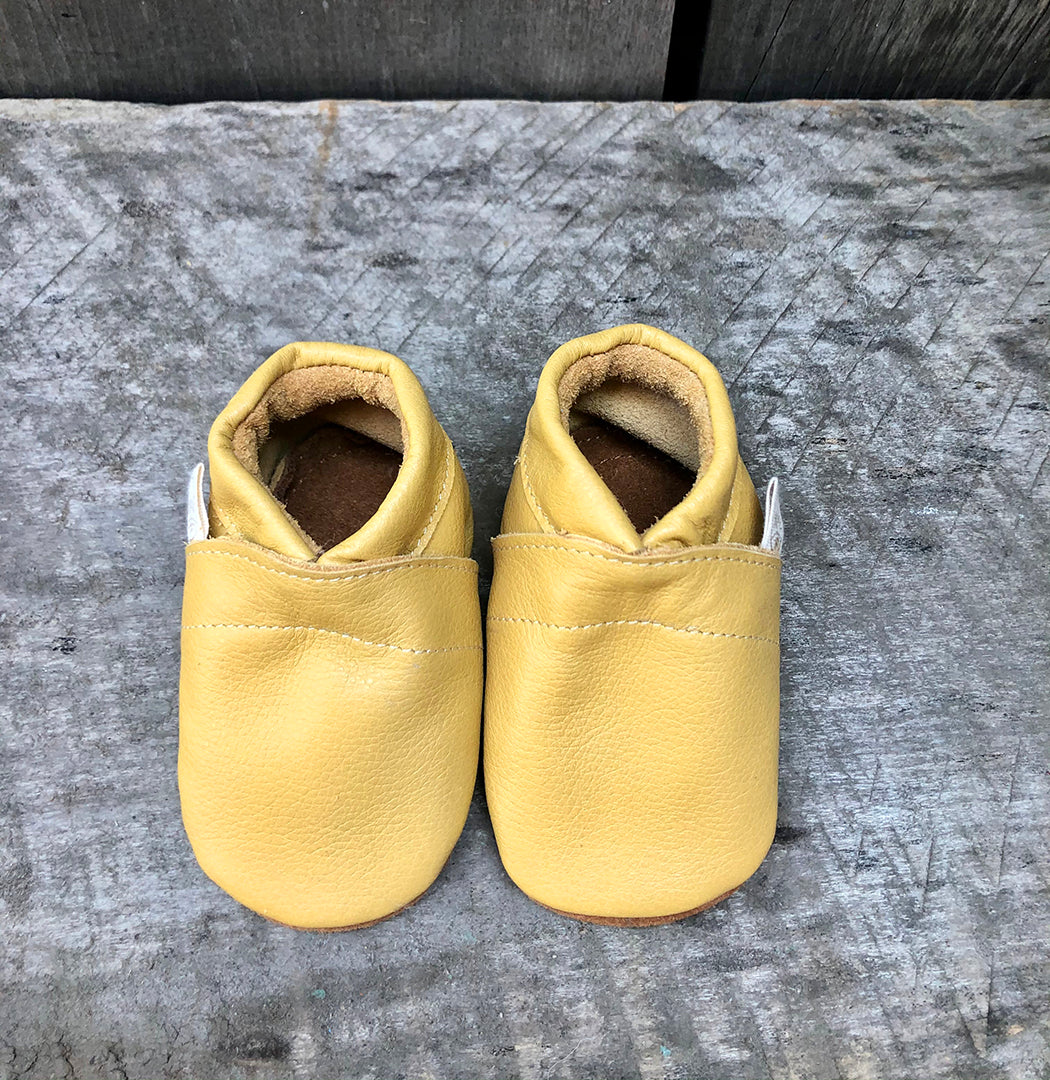 MOCS LISO MOSTAZA BEBÉ