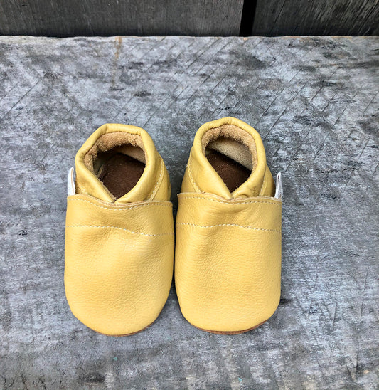 MOCS LISO MOSTAZA BEBÉ
