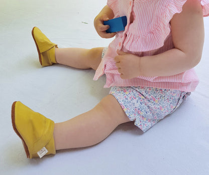 MOCS LISO MOSTAZA BEBÉ
